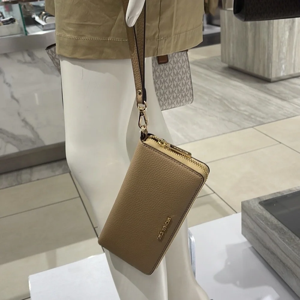 MICHAEL KORS LARGE TRAVEL CONTINENTAL WRISTLET WALLET PHONEHOLDER CAMEL